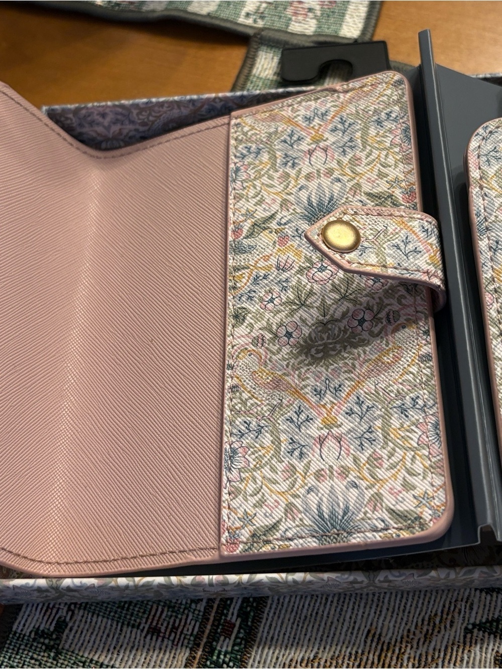 Morris & Co. Strawberry Thief Passport Cover and Luggage Tag Set BNIB - Picture 2 of 3